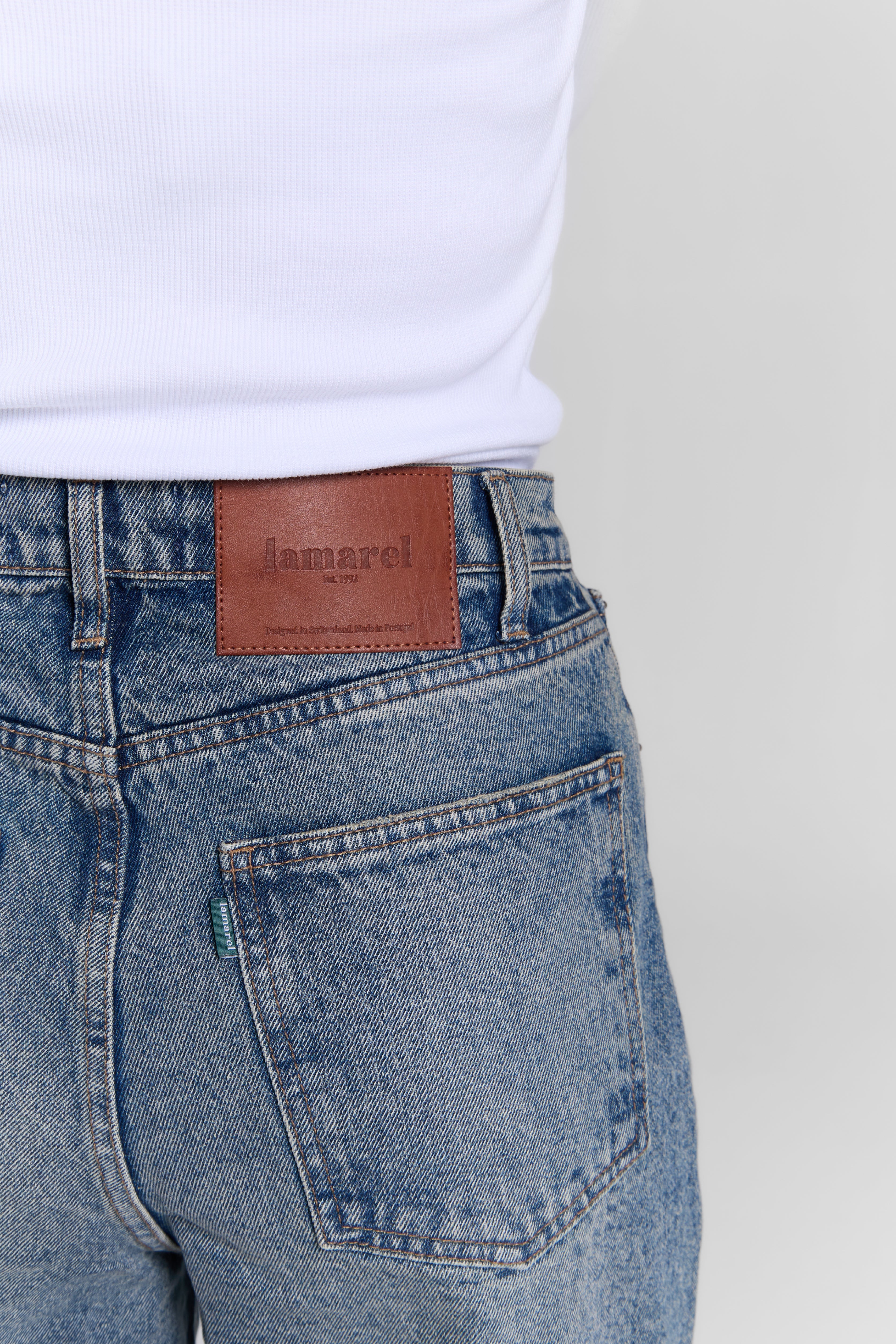 STRAIGHT JEANS CUT